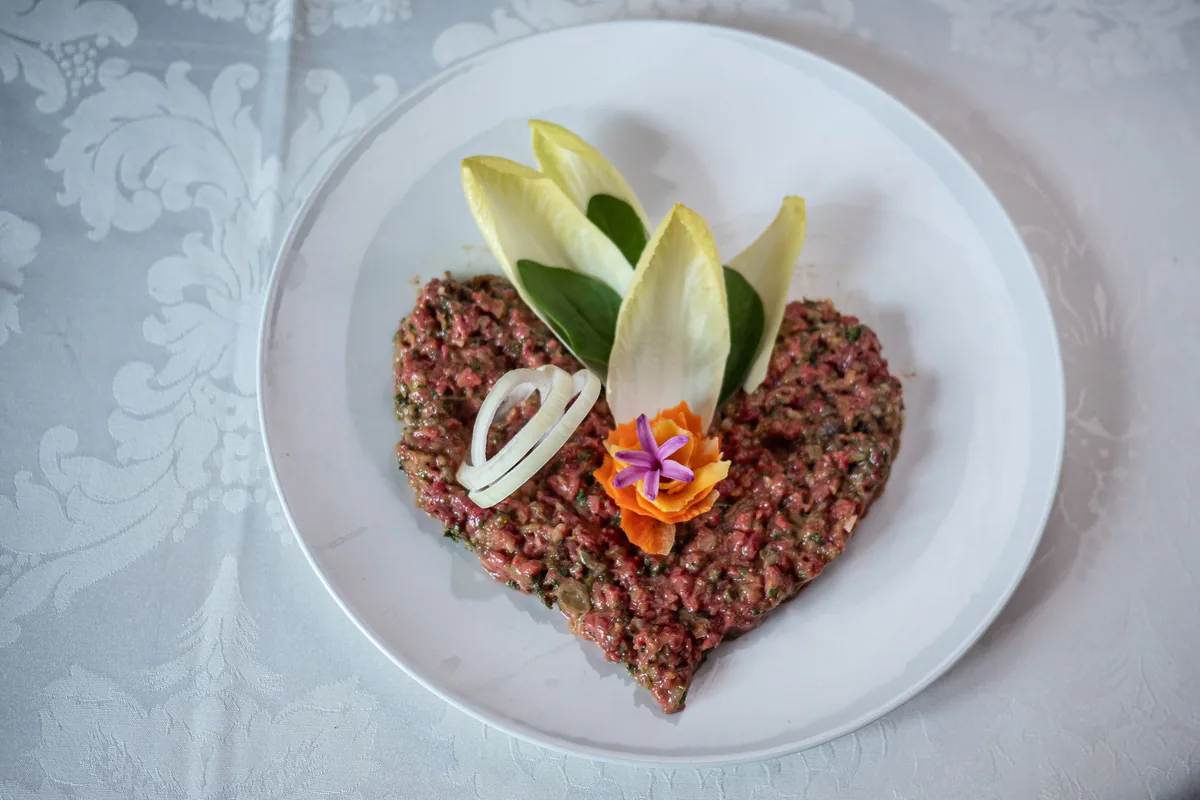 Steak tartare de bœuf affiné au couteau — Auberge Les Platanes Chéserex