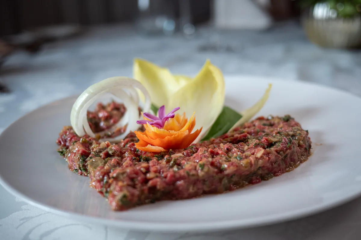 Steak tartare de bœuf affiné au couteau — Auberge Les Platanes Chéserex